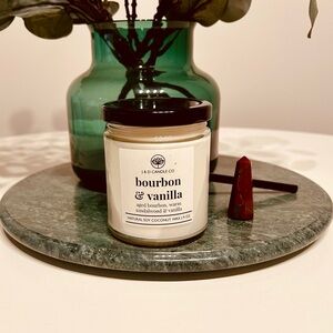 Hand poured 9oz pure coconut soy candle with wood wick. Bourbon & Vanilla 🥃